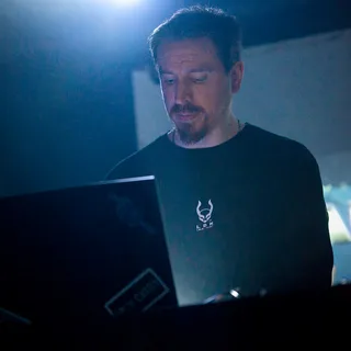 Simon Carter artist picture